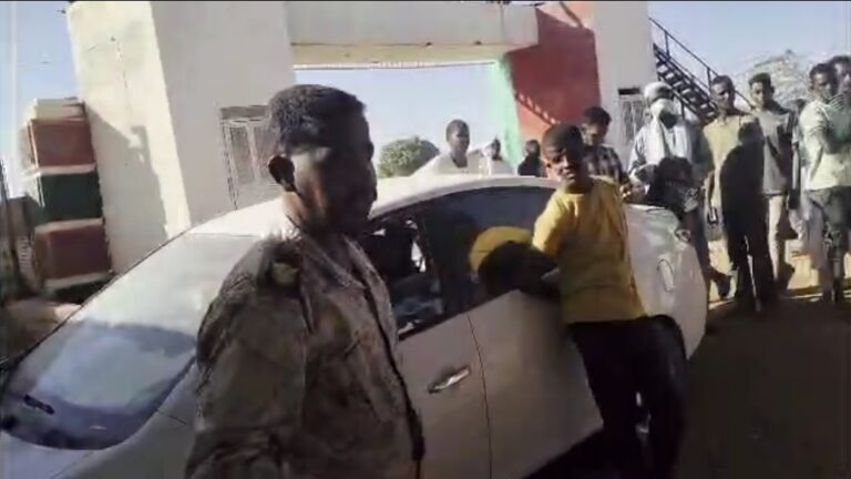 ضابط جيش يسلح الأطفال