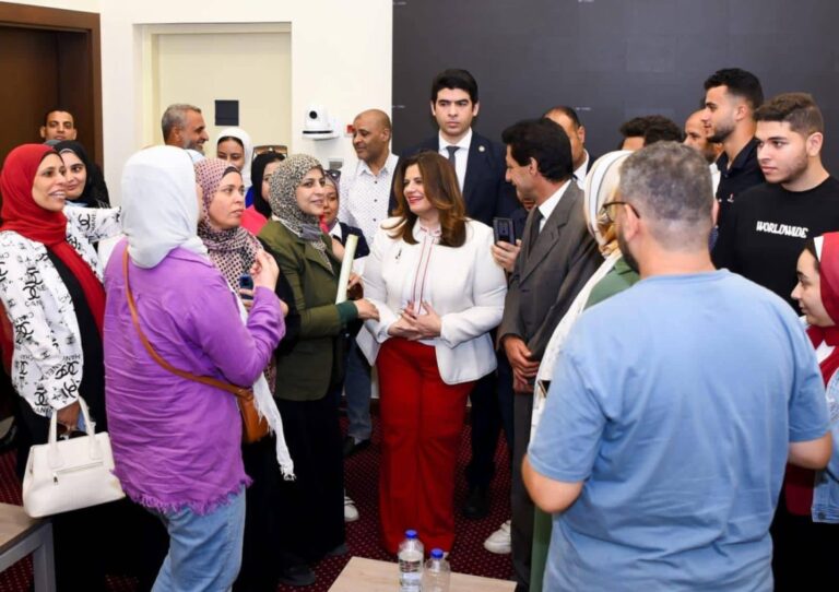 وزيرة-الهجرة-سها-جندي-خلال-استقبال-عدد-من-أولياء-أمور-الطلاب-المصريين-الدارسين-بالسودان-في-سبتمبر-الماضي-1140x805