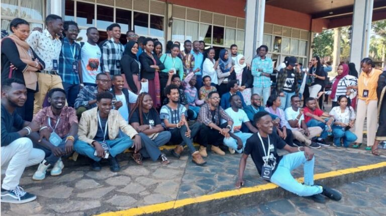 الشباب مشاركين