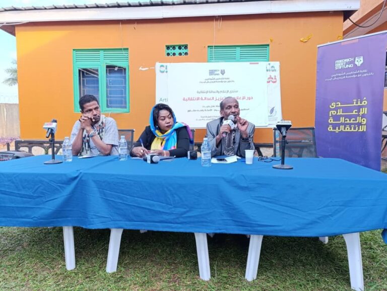 المتحدث-في-الندوة-عادل-بخيت-يمين-والمعقب-عادل-كلر-أقصى-اليسار