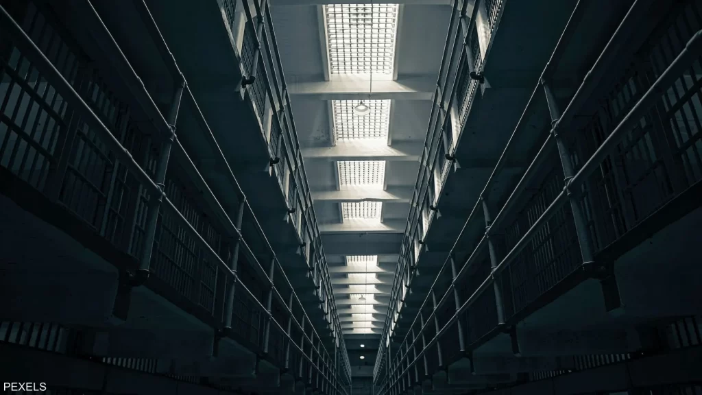 إسرائيل تعلن ضرب أشهر سجون إيران.. ومقر ثأر الله