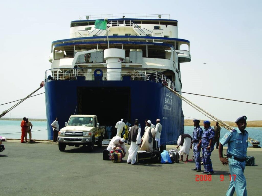 إحباط محاولة تهريب 560 جوال ذرة عبر ميناء عثمان دقنة