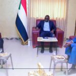 رئيس الوزراء يبحث مع وزير المالية ورئيس مجلس العملة الانتقالي تنسيق السياسات المالية والنقدية