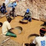 من الفصل إلى مناجم الذهب .. معلم سوداني يلقى حتفه تحت أنقاض بئر تعدين منهارة