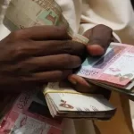 نزيف بـ6 مليارات دولار سنوياً .. تحويلات المغتربين تتجاوز البنوك وتصب في السوق الموازية